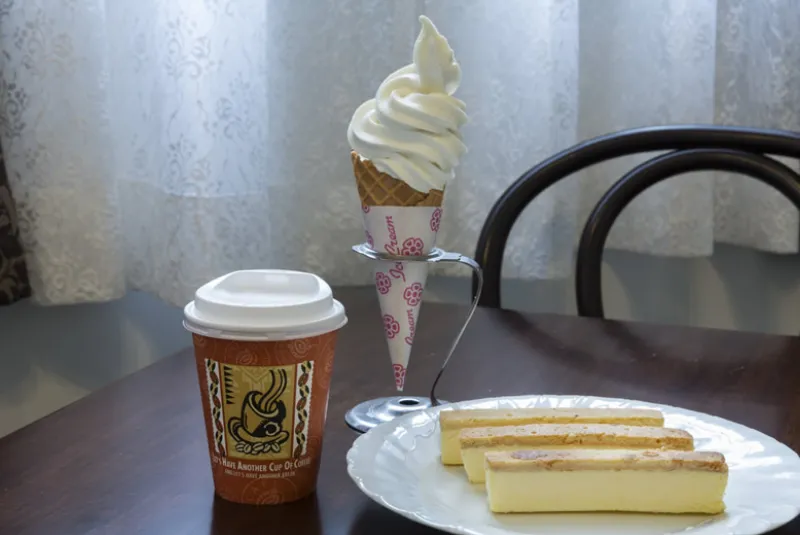 喫茶コーナーとライブラリーコーナーの様子